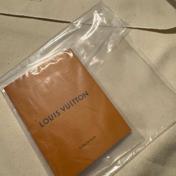 Elegant Brown Leather Shoulder Bag - Picture 9 of 12